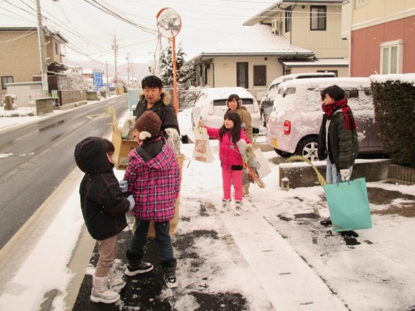 雪の残る朝早くから、松飾やダルマなどが集められます。