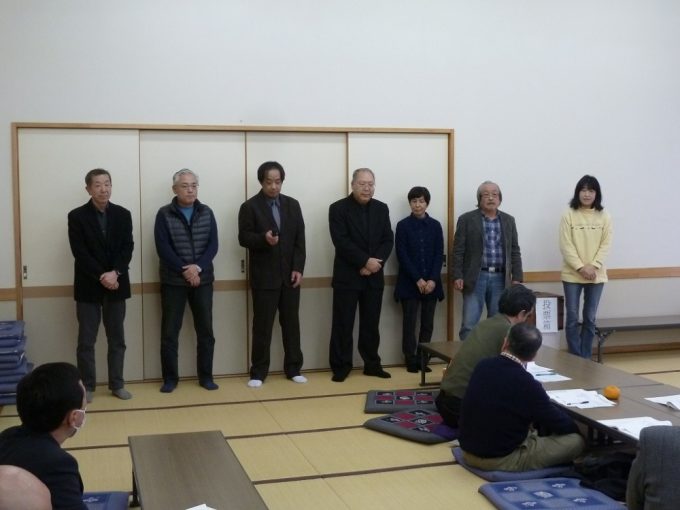 新常会長のみなさんです。 向かって左から第一常会西沢さん～第八常会長丸山さん。「これから一年間宜しくお願いします」